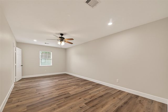 917 S Main Street, Highlands, TX 77562