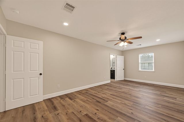 917 S Main Street, Highlands, TX 77562