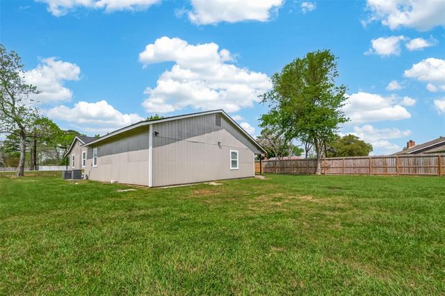 917 S Main Street, Highlands, TX 77562