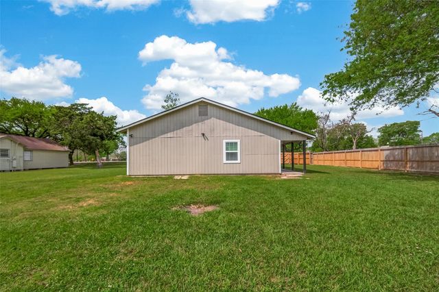 917 S Main Street, Highlands, TX 77562