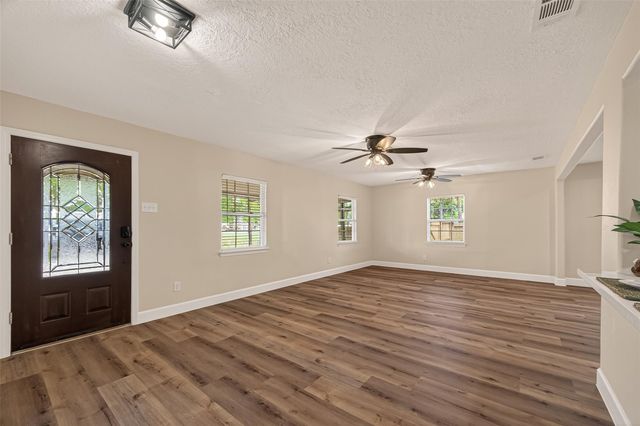 917 S Main Street, Highlands, TX 77562