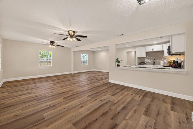 917 S Main Street, Highlands, TX 77562