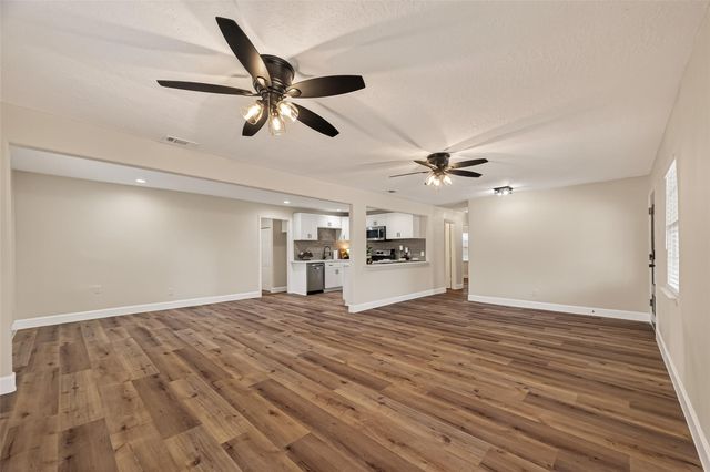 917 S Main Street, Highlands, TX 77562