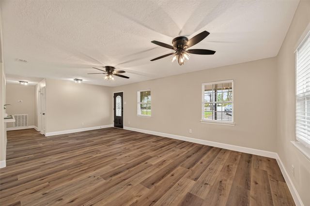 917 S Main Street, Highlands, TX 77562