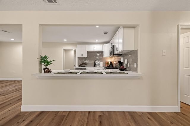 917 S Main Street, Highlands, TX 77562