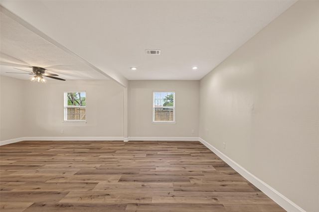 917 S Main Street, Highlands, TX 77562