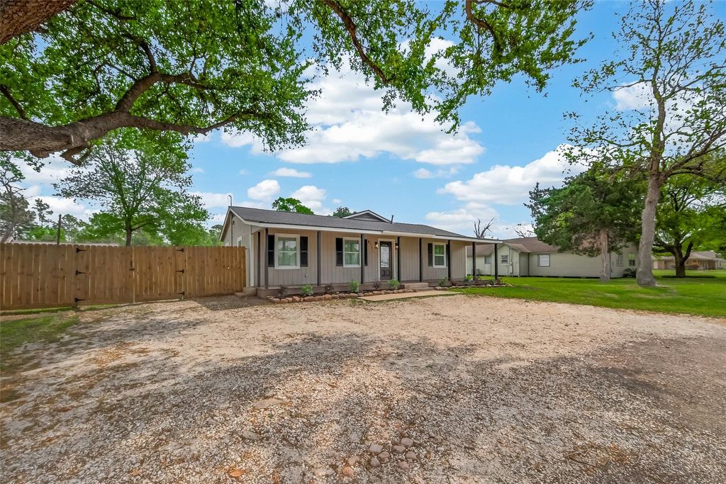 917 S Main Street, Highlands, TX 77562
