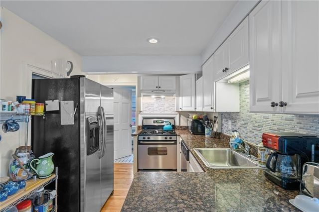 7 Bacheller St Street, Newport, RI 02840