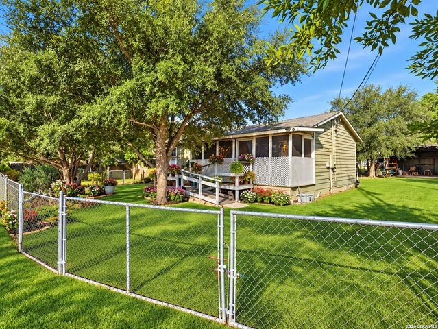 213 E 4th St, Elmendorf, TX 78112