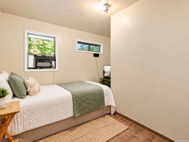 213 E 4th St, Elmendorf, TX 78112