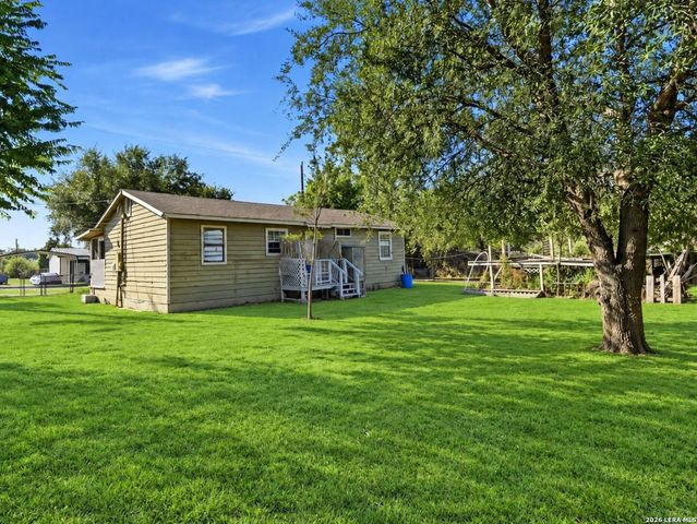 213 E 4th St, Elmendorf, TX 78112
