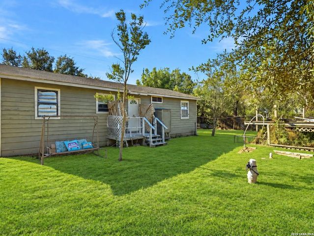 213 E 4th St, Elmendorf, TX 78112
