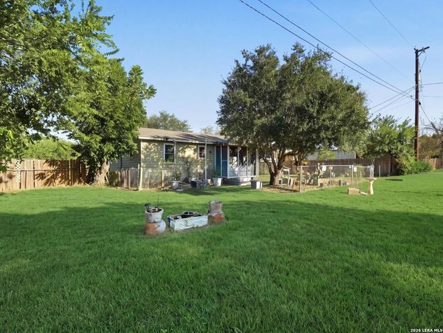 213 E 4th St, Elmendorf, TX 78112
