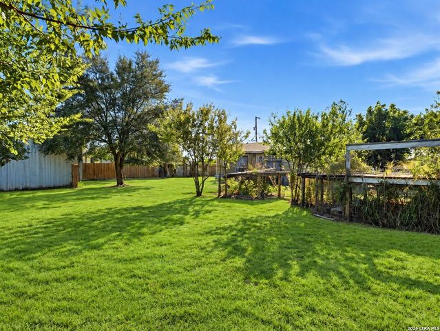 213 E 4th St, Elmendorf, TX 78112