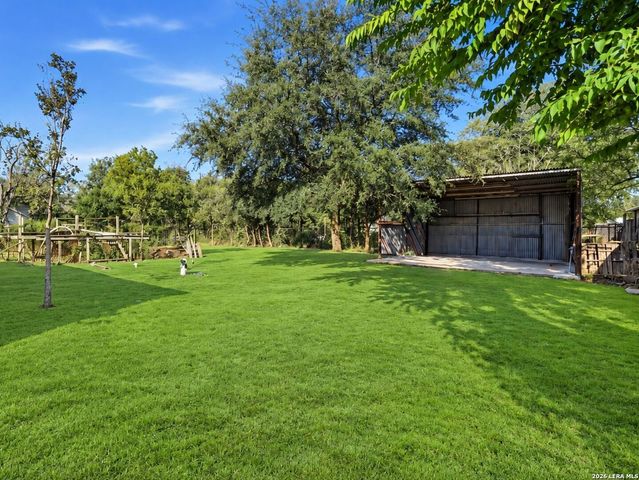 213 E 4th St, Elmendorf, TX 78112