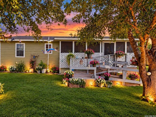 213 E 4th St, Elmendorf, TX 78112