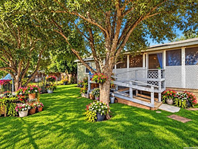 213 E 4th St, Elmendorf, TX 78112