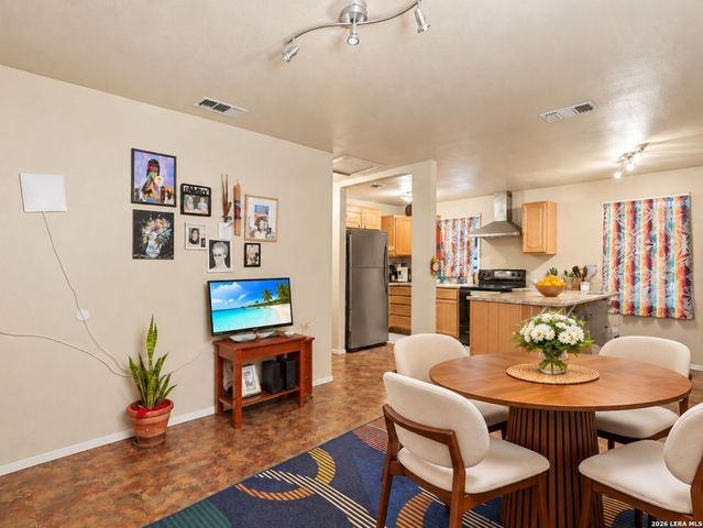 213 E 4th St, Elmendorf, TX 78112