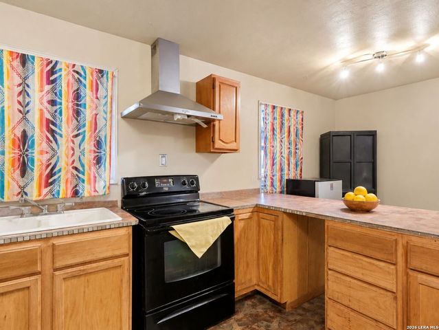 213 E 4th St, Elmendorf, TX 78112