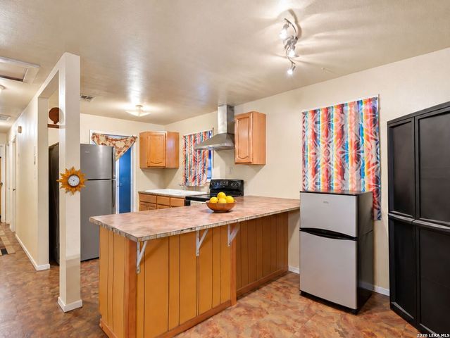 213 E 4th St, Elmendorf, TX 78112