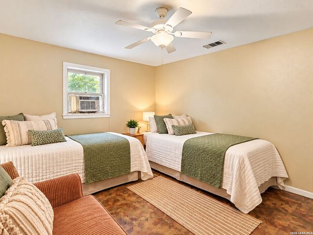 213 E 4th St, Elmendorf, TX 78112
