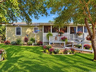 213 E 4th St, Elmendorf, TX 78112