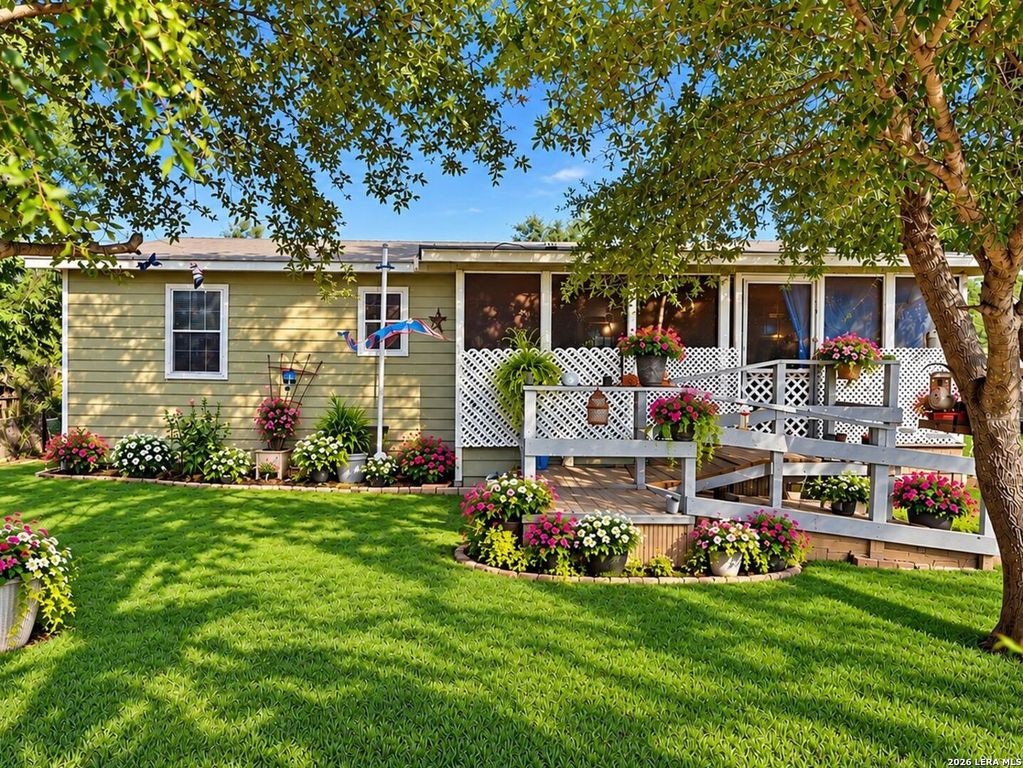 213 E 4th St, Elmendorf, TX 78112