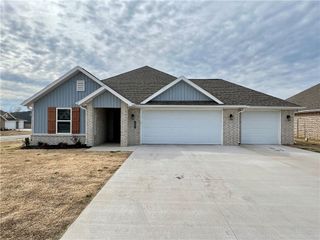 682 Kayla Maria Street, Prairie Grove, AR 72753