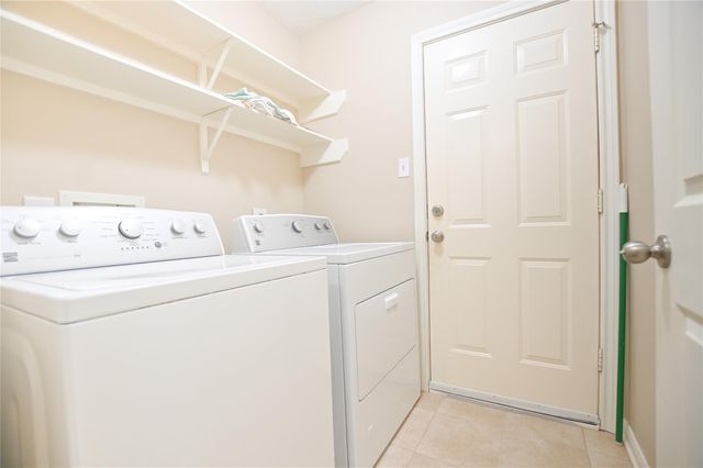 203 Colony Creek Drive, Dickinson, TX 77539