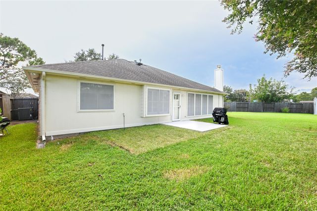 203 Colony Creek Drive, Dickinson, TX 77539