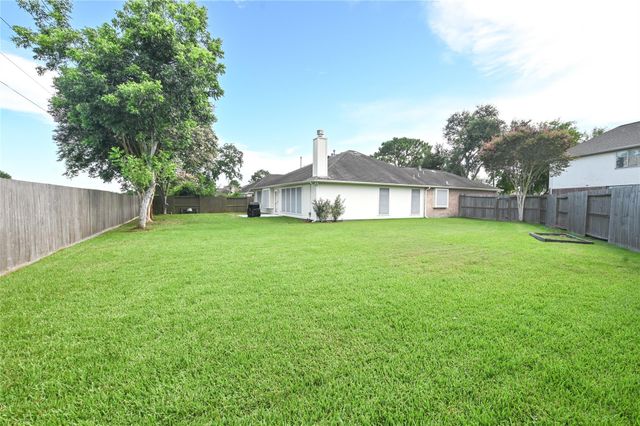203 Colony Creek Drive, Dickinson, TX 77539