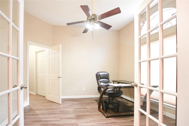 203 Colony Creek Drive, Dickinson, TX 77539