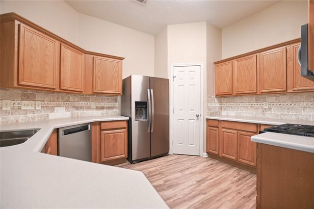 203 Colony Creek Drive, Dickinson, TX 77539