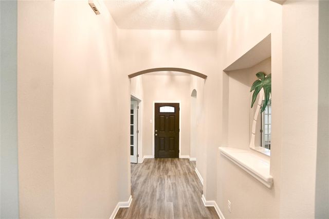 203 Colony Creek Drive, Dickinson, TX 77539