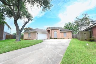 203 Colony Creek Drive, Dickinson, TX 77539
