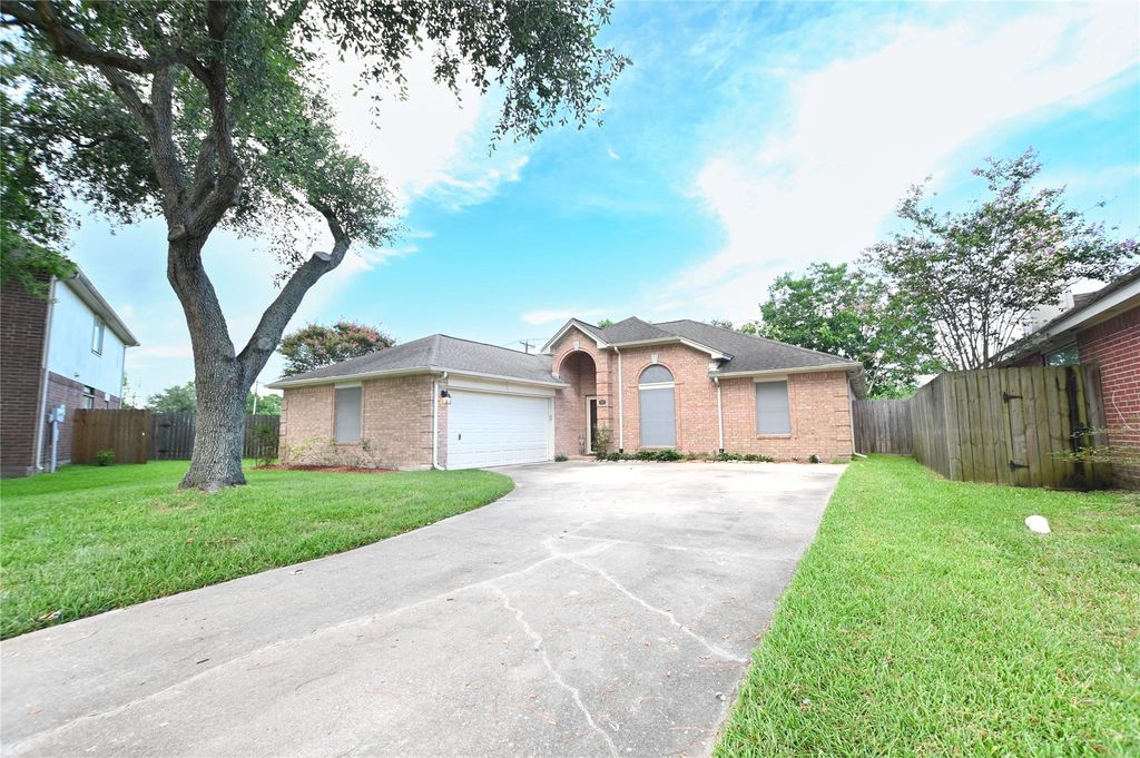 203 Colony Creek Drive, Dickinson, TX 77539
