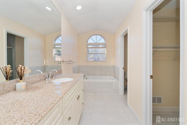 32 Inverness Court, Monroe, NJ 08831