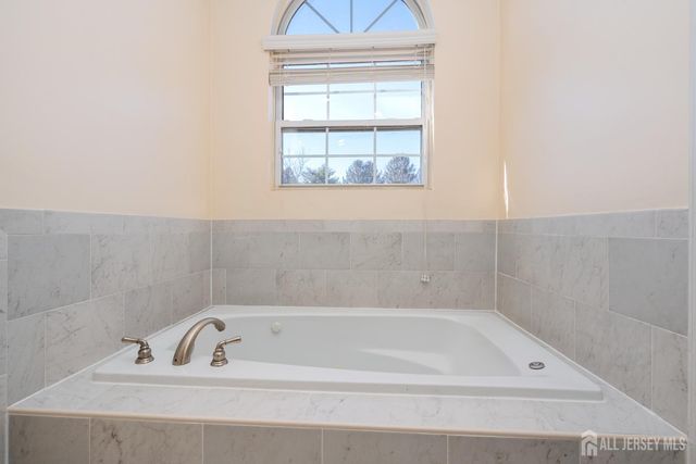 32 Inverness Court, Monroe, NJ 08831