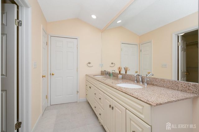 32 Inverness Court, Monroe, NJ 08831