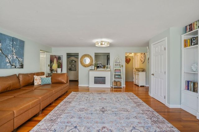 1 Commodore Court 104, Hull, MA 02045