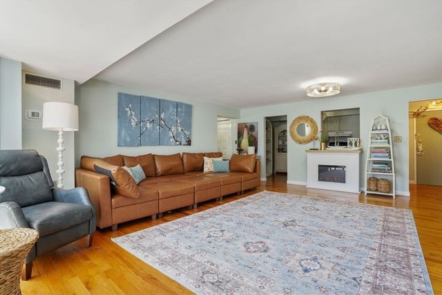 1 Commodore Court 104, Hull, MA 02045