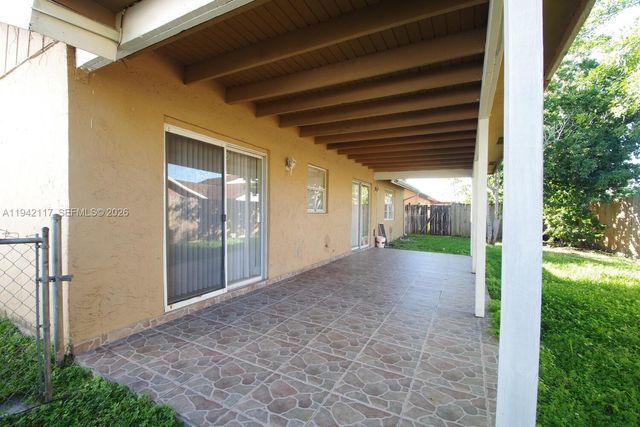 7525 SW 7th Pl, North Lauderdale, FL 33068