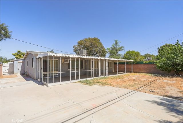 1050 W Avenue J13, Lancaster, CA 93534