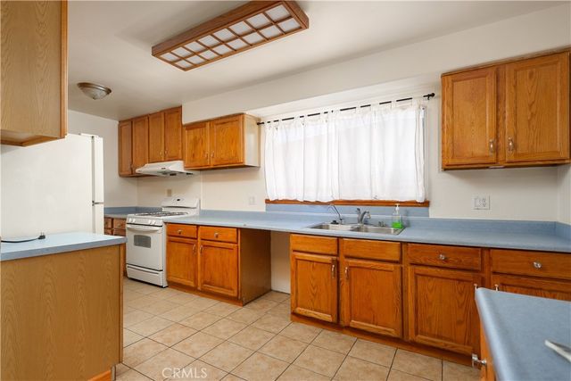 1050 W Avenue J13, Lancaster, CA 93534