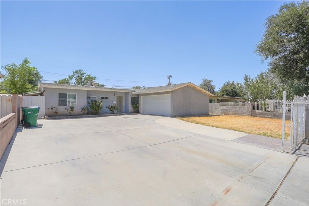 1050 W Avenue J13, Lancaster, CA 93534