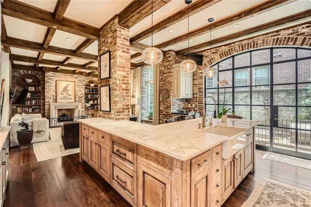 2440 Peachtree NW Road 9, Atlanta, GA 30305