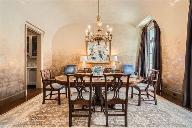 2440 Peachtree NW Road 9, Atlanta, GA 30305