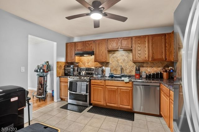 51 Woodmere Dr, Sayreville Boro, NJ 08859
