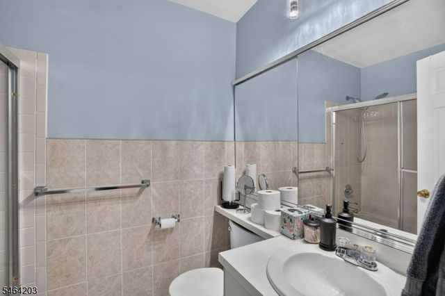 51 Woodmere Dr, Sayreville Boro, NJ 08859