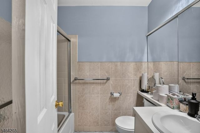51 Woodmere Dr, Sayreville Boro, NJ 08859